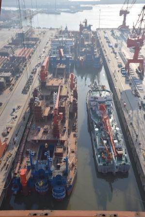 江蘇海新重工熱烈慶祝4艘船舶同日下水、出塢